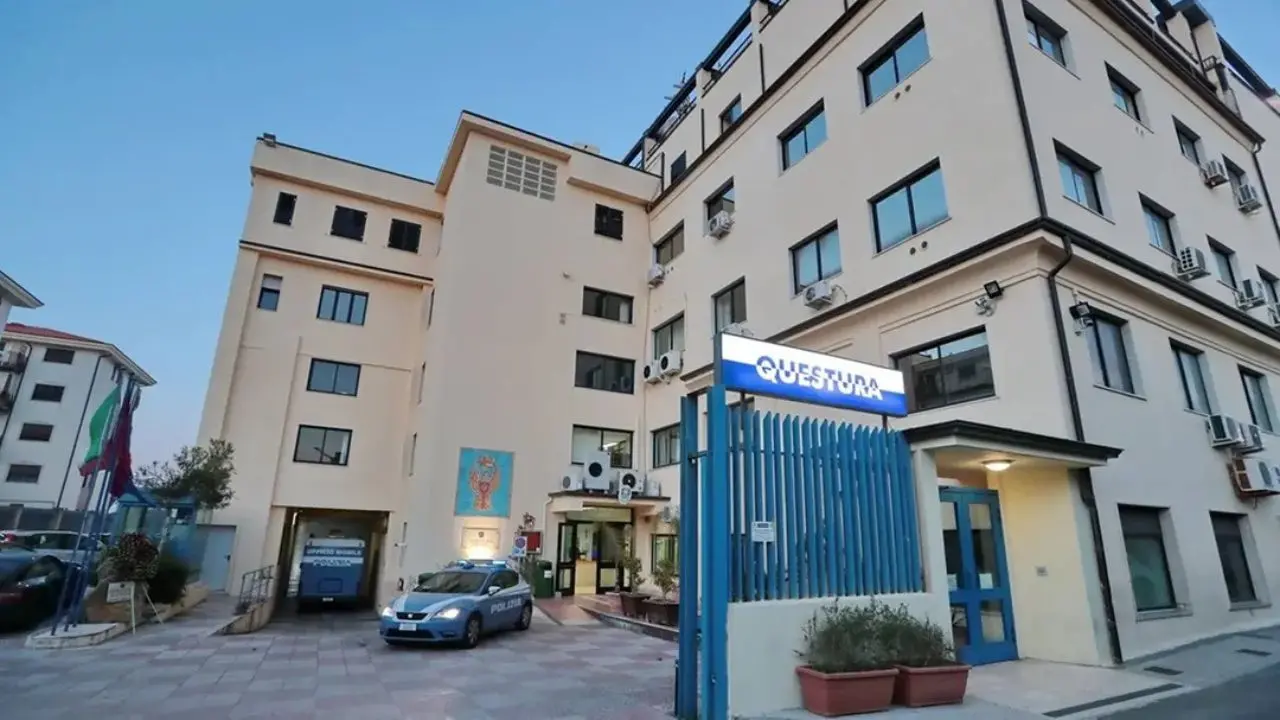 Crotone, nascondeva droga e una pistola nel suo negozio: arrestato un commerciante\n