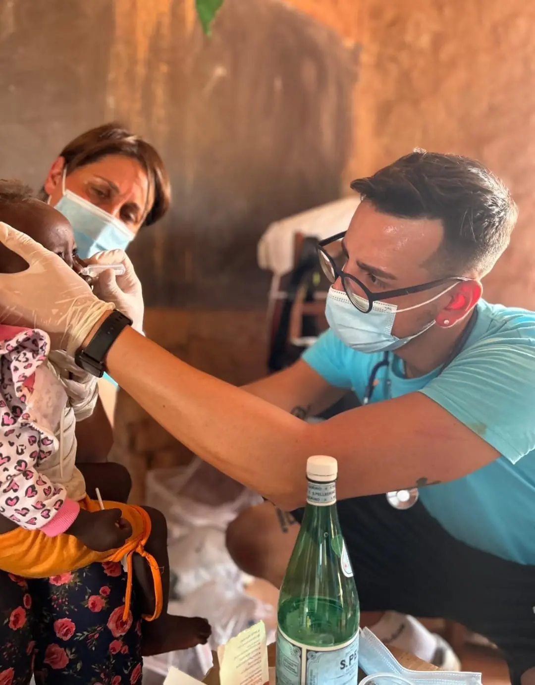 Il sindaco pediatra in Africa: «Così abbiamo curato grandi e piccini, grazie alla mia straordinaria equipe»\n