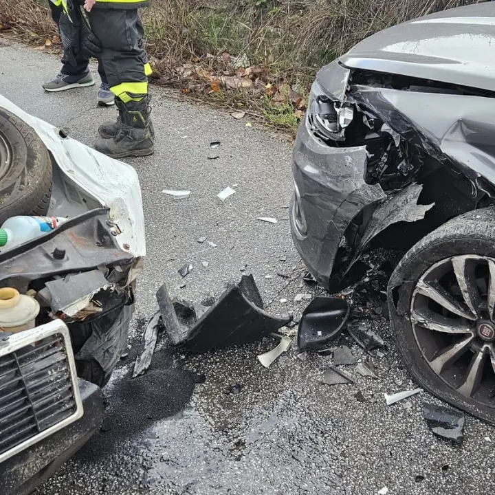 Incidente stradale sulla provinciale per Piscopio: scontro frontale tra due auto, un ferito\n