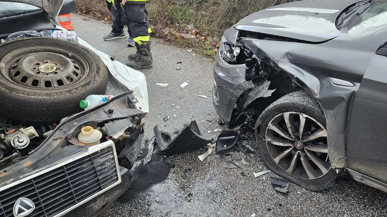 Incidente stradale sulla provinciale per Piscopio: scontro frontale tra due auto, un ferito\n