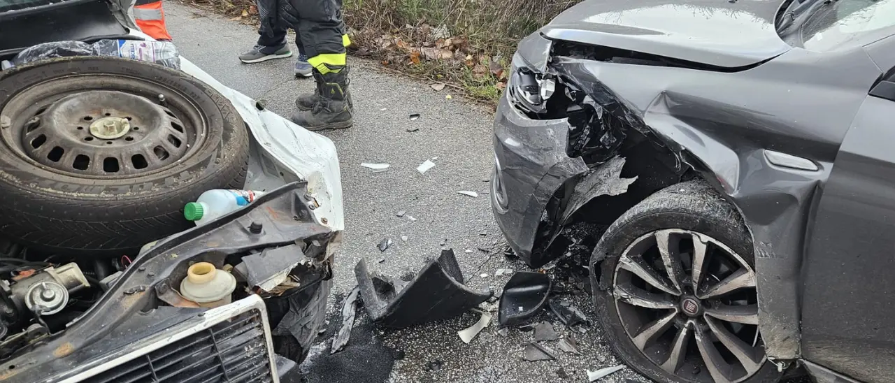 Incidente stradale sulla provinciale per Piscopio: scontro frontale tra due auto, un ferito\n