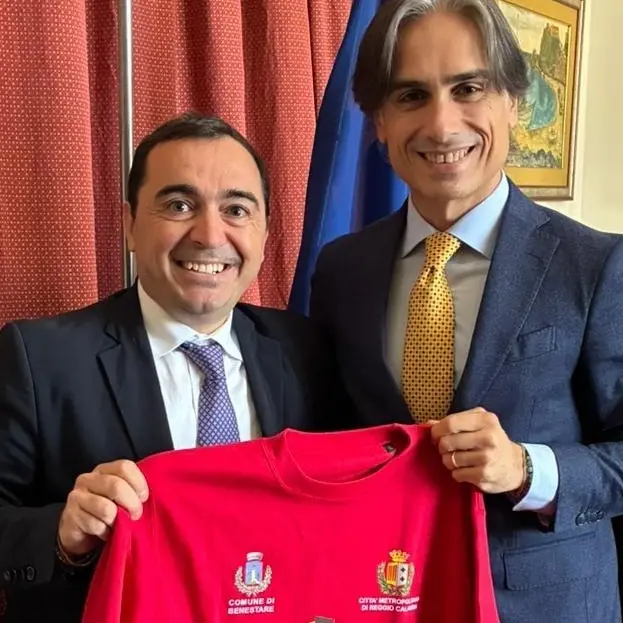 La Città Metropolitana celebra il successo di «Catoja in Festa»: Mantegna dona a Falcomatà la felpa ufficiale della manifestazione\n