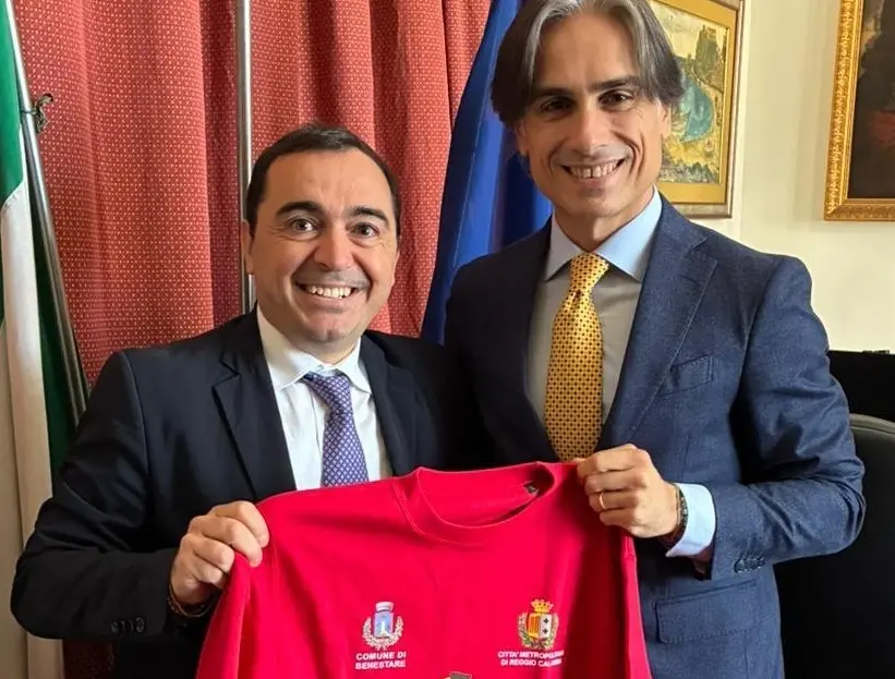 La Città Metropolitana celebra il successo di «Catoja in Festa»: Mantegna dona a Falcomatà la felpa ufficiale della manifestazione\n