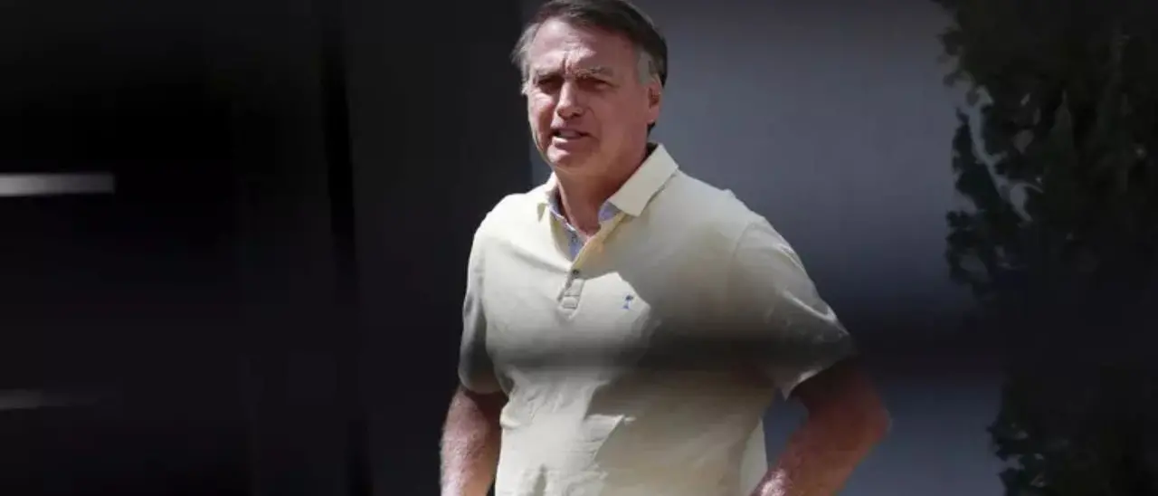 Brasile, l’ex presidente Bolsonaro arrestato per aver violato i domiciliari: «Pericolo di fuga»\n