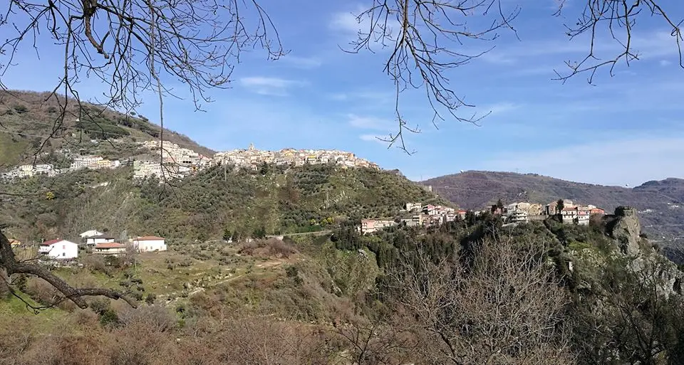 Tre contrade di Gimigliano senza allaccio alla rete idrica, il comitato:\u00A0«Rivedere i confini comunali, vogliamo passare con San Pietro Apostolo»\n