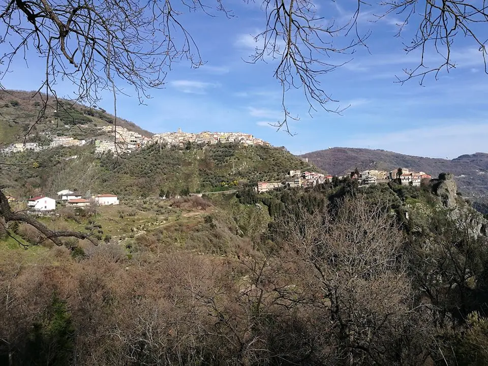 Tre contrade di Gimigliano senza allaccio alla rete idrica, il comitato:\u00A0«Rivedere i confini comunali, vogliamo passare con San Pietro Apostolo»\n