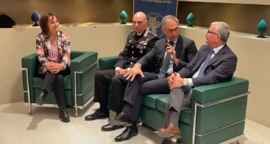 “Oltre la tela”, a Catanzaro\u00A0uomini in dialogo contro la violenza sulle donne tra testimonianza\u00A0e impegno\n