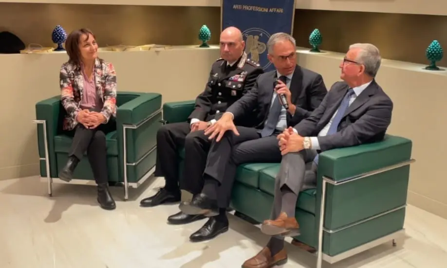 “Oltre la tela”, a Catanzaro\u00A0uomini in dialogo contro la violenza sulle donne tra testimonianza\u00A0e impegno\n