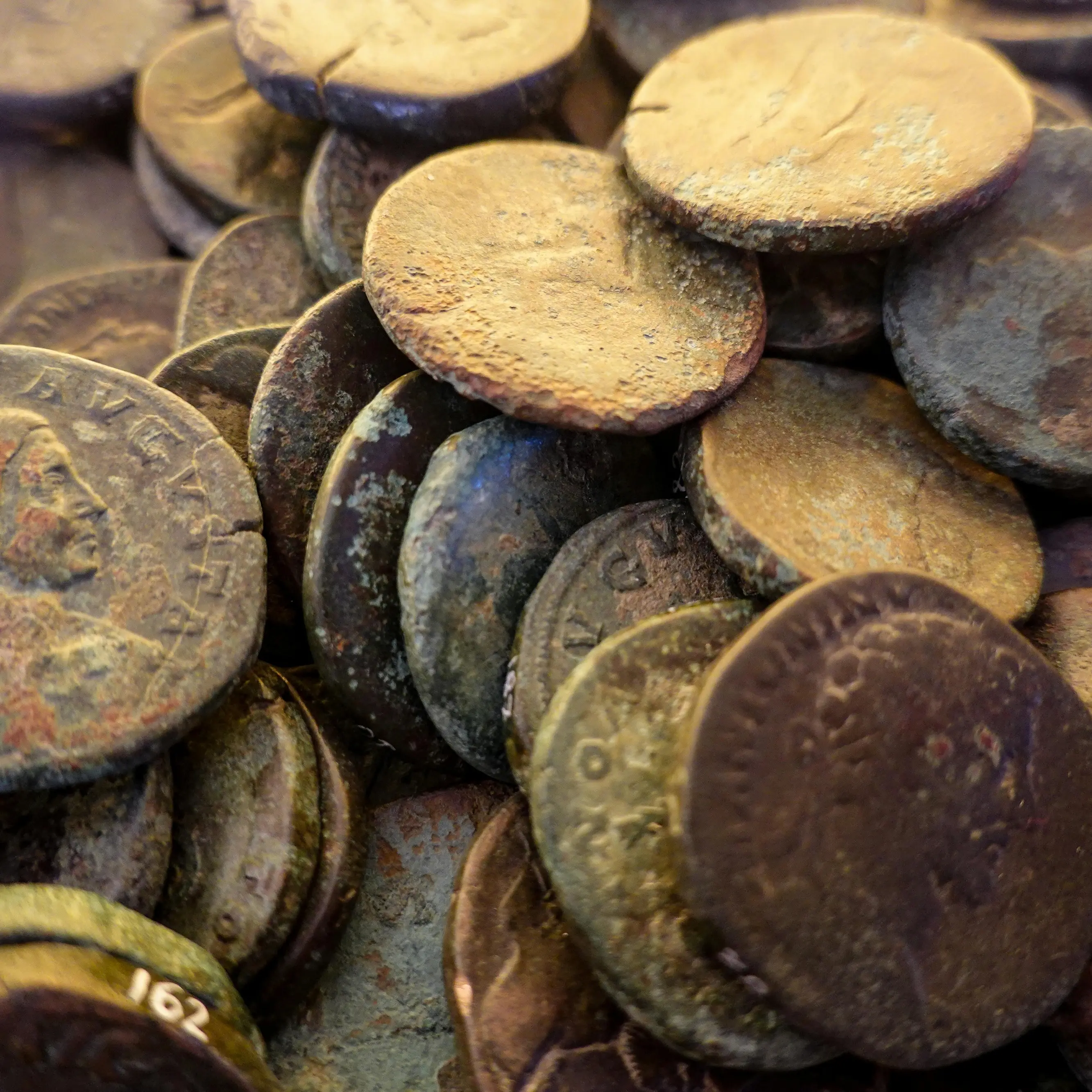 Traffico di beni archeologici, violati dai tombaroli oltre 20 siti in Sicilia e uno in Calabria: 74 indagati\n