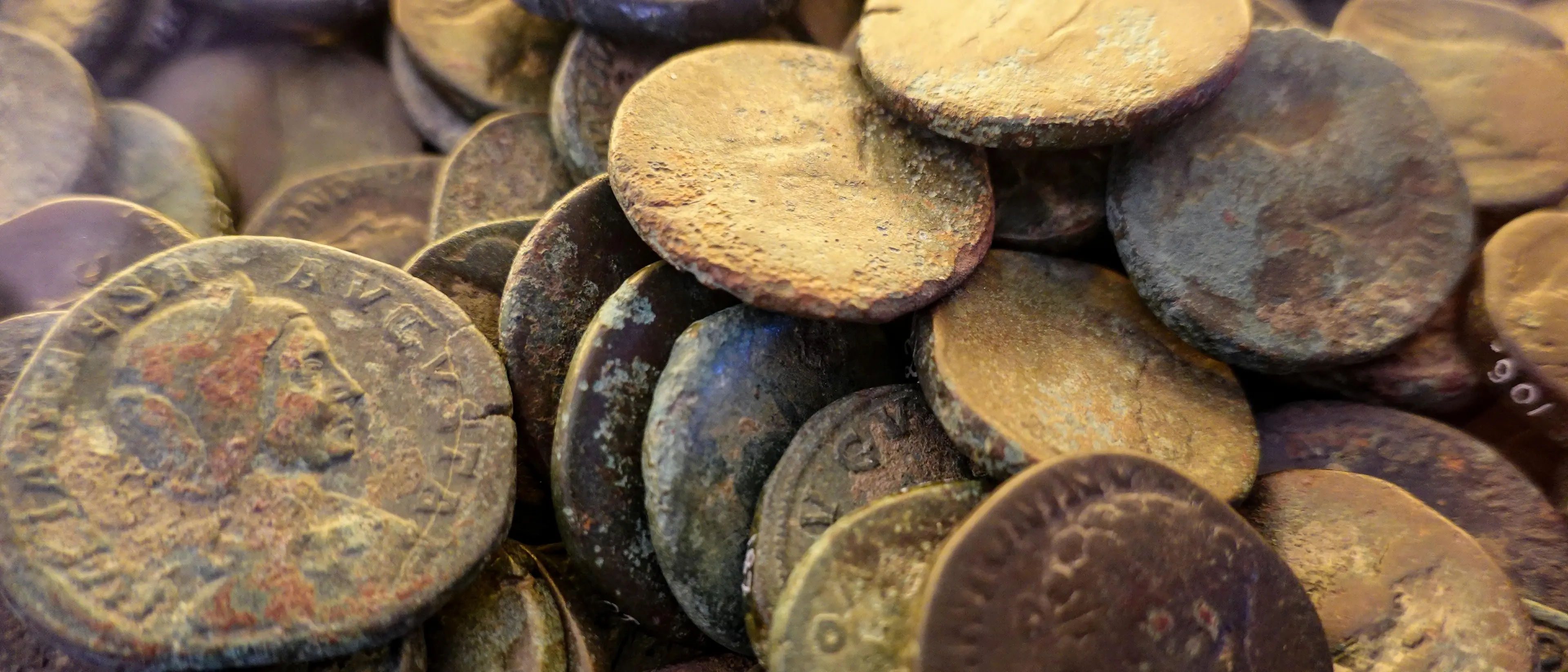 Traffico di beni archeologici, violati dai tombaroli oltre 20 siti in Sicilia e uno in Calabria: 74 indagati\n