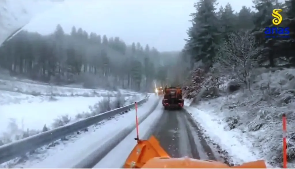 Abbondante nevicata in Sila, mezzi Anas al lavoro su SS 107\u00A0 e SS 108 Bis | VIDEO\n