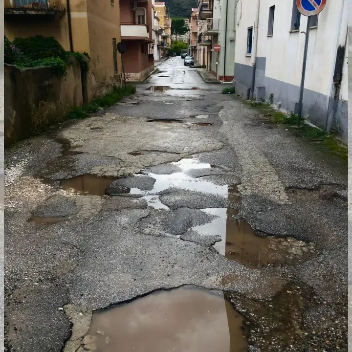 Strade come il gruviera a Vibo Marina: la cittadina\u00A0rischia la “figuraccia” turistica col tam-tam sui social
