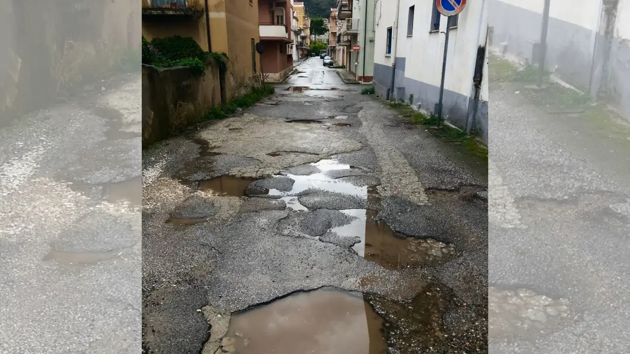 Strade come il gruviera a Vibo Marina: la cittadina\u00A0rischia la “figuraccia” turistica col tam-tam sui social