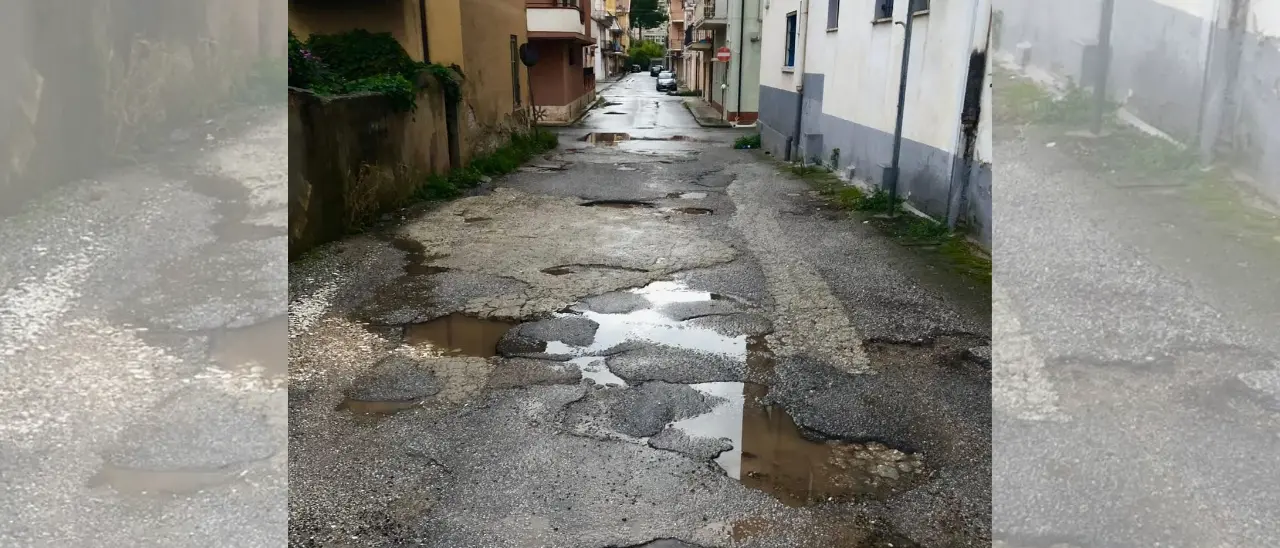 Strade come il gruviera a Vibo Marina: la cittadina\u00A0rischia la “figuraccia” turistica col tam-tam sui social