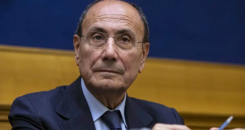 Schifani premiato da sé\u00A0stesso: la Sicilia tra scandali, siccità e un presidente in modalità auto-incoronazione\n