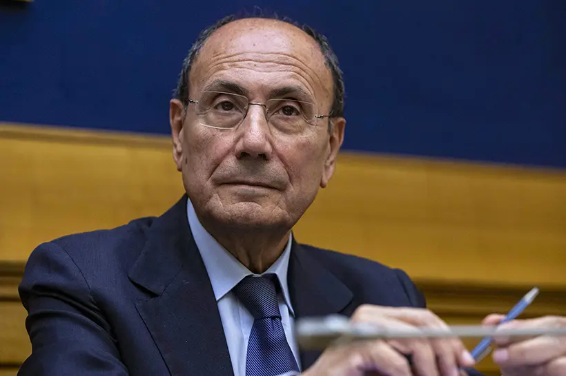 Schifani premiato da sé\u00A0stesso: la Sicilia tra scandali, siccità e un presidente in modalità auto-incoronazione\n