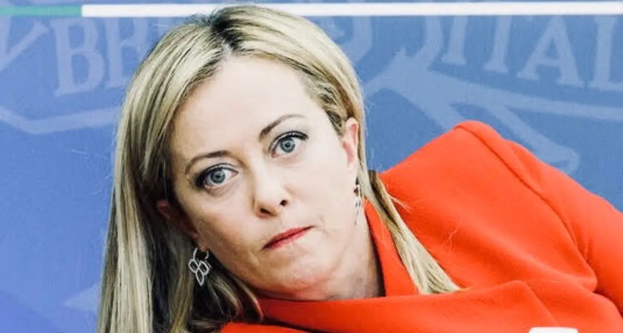 Cena tra amici o complotto? Il “provvidenziale scossone” che minaccia il governo Meloni\n