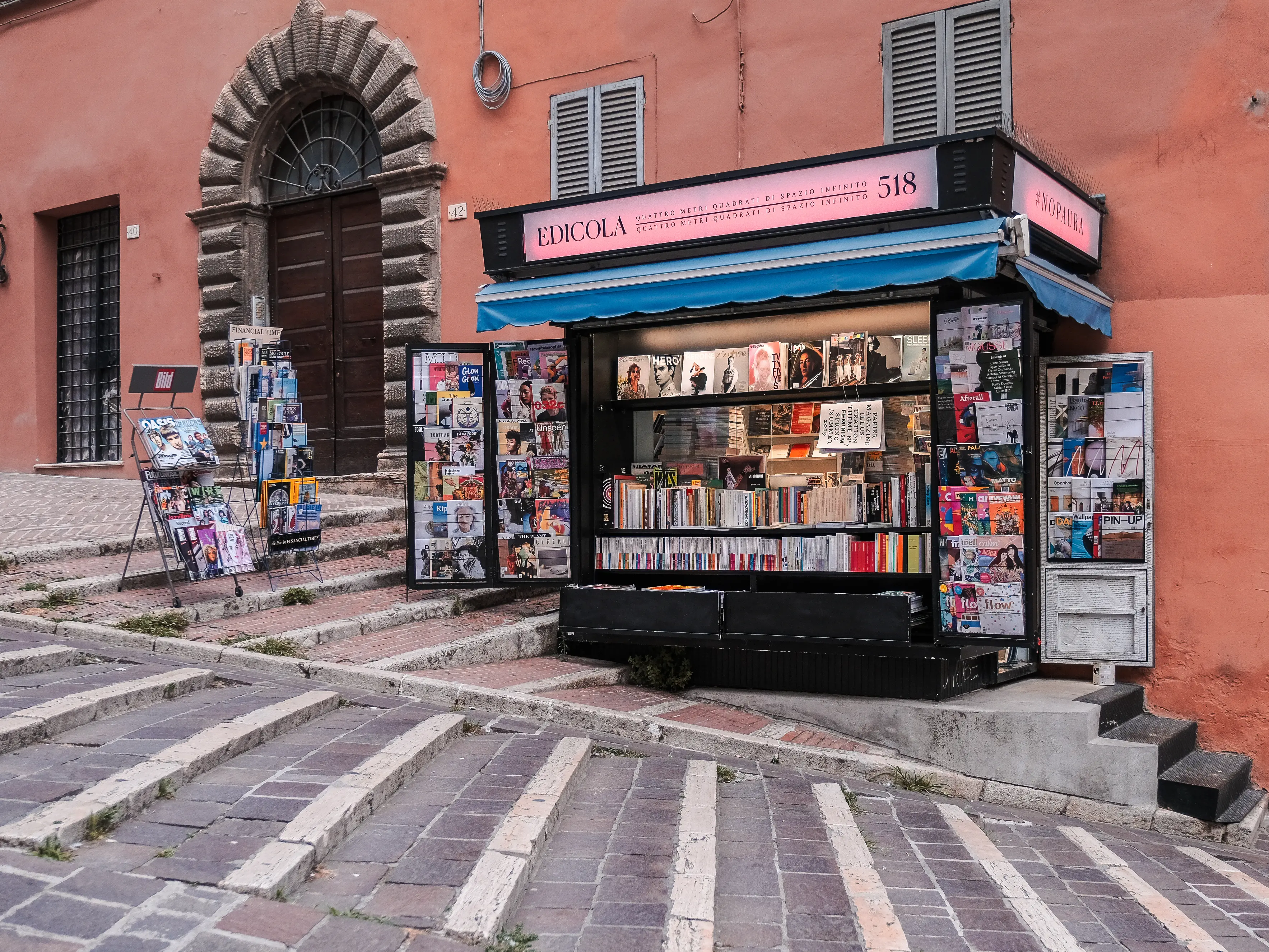 Giornali senza casa, giornalisti senza voce: Il Paese che smonta la sua democrazia