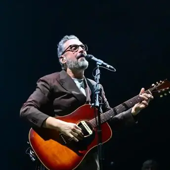 Non solo Brunori: viaggio nella storia (e nell’evoluzione) del cantautorato calabrese da Profazio a Voltarelli\n