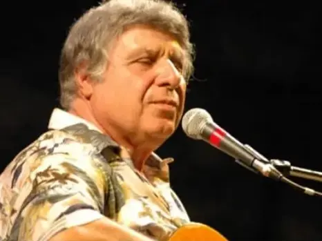 Non solo Brunori: viaggio nella storia (e nell’evoluzione) del cantautorato calabrese da Profazio a Voltarelli