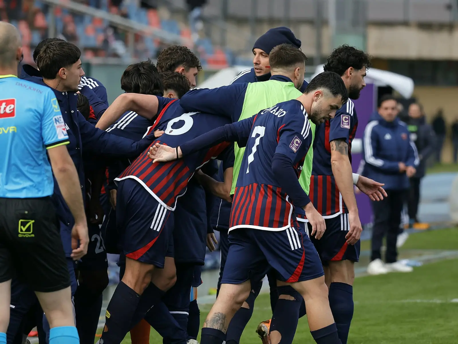 C’è anche il Cosenza nel valzer delle grandi: lupi a -2 dalla vetta