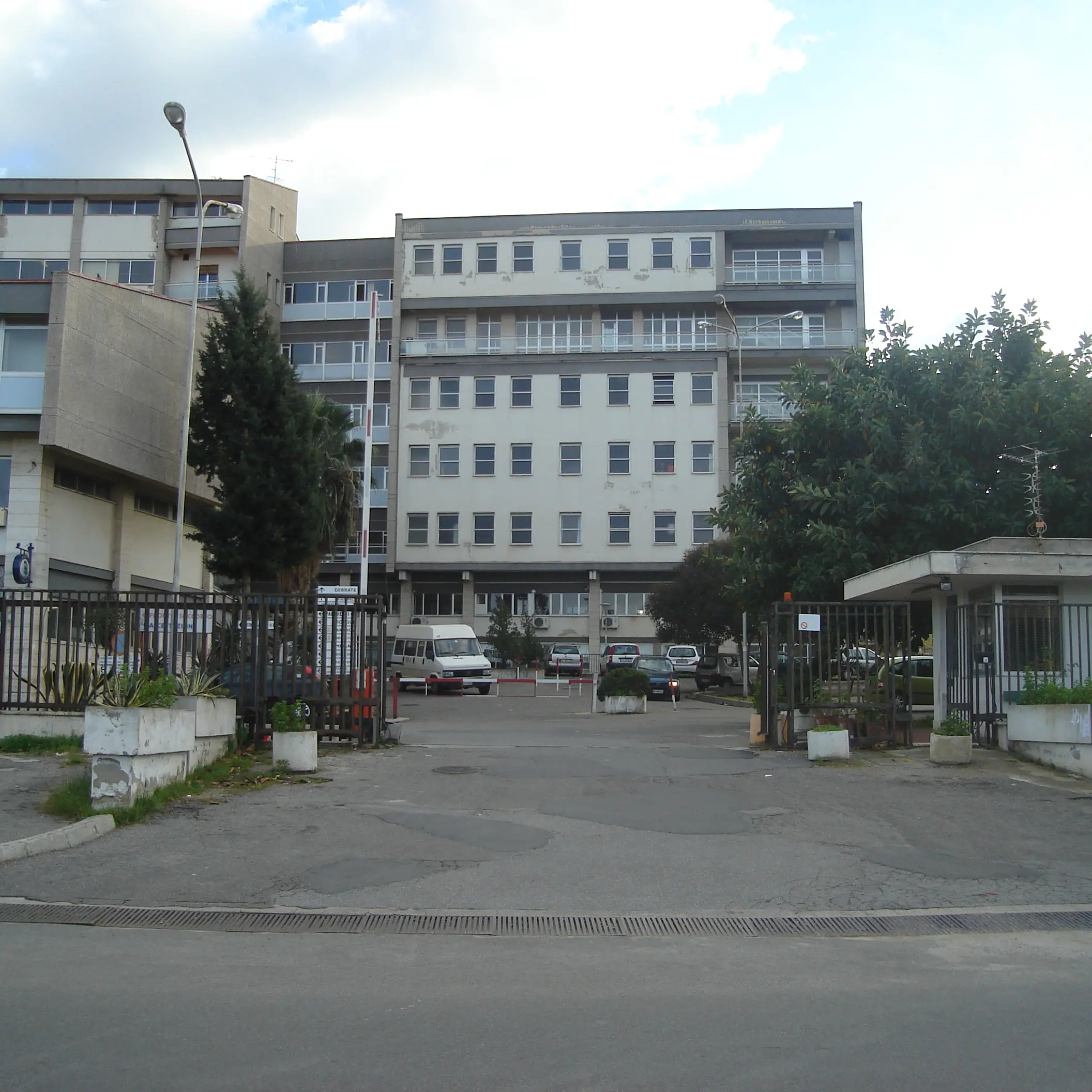 Carenza di personale, all'ospedale di Tropea pazienti disperati: «Non sappiamo a chi rivolgerci, siamo nelle mani di Dio»