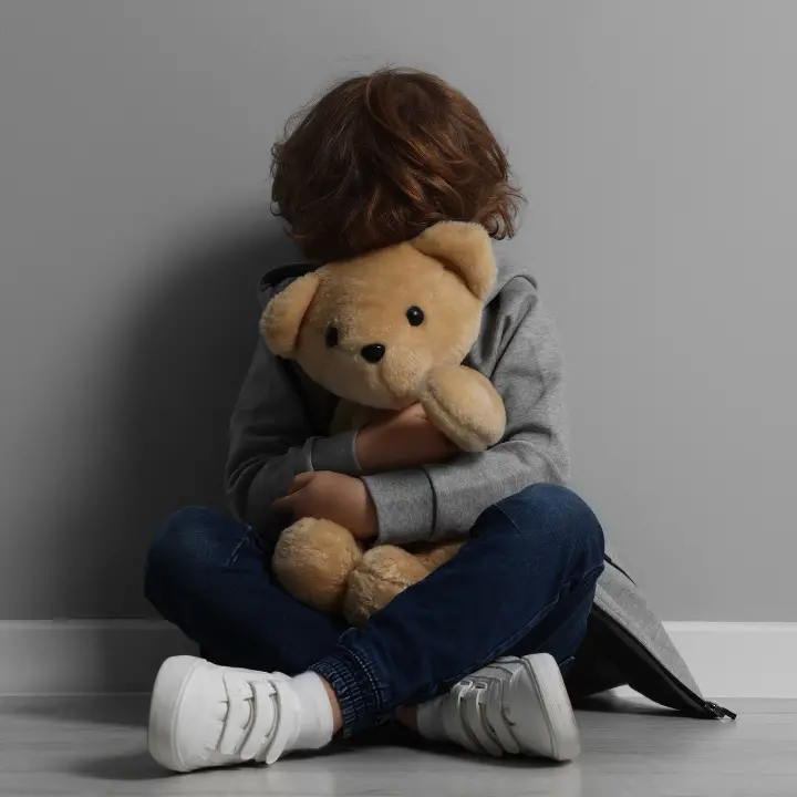 Abusi sui figli minori e continue vessazioni: arrestata una 42enne nel Crotonese, dovrà scontare 8 anni di carcere\n