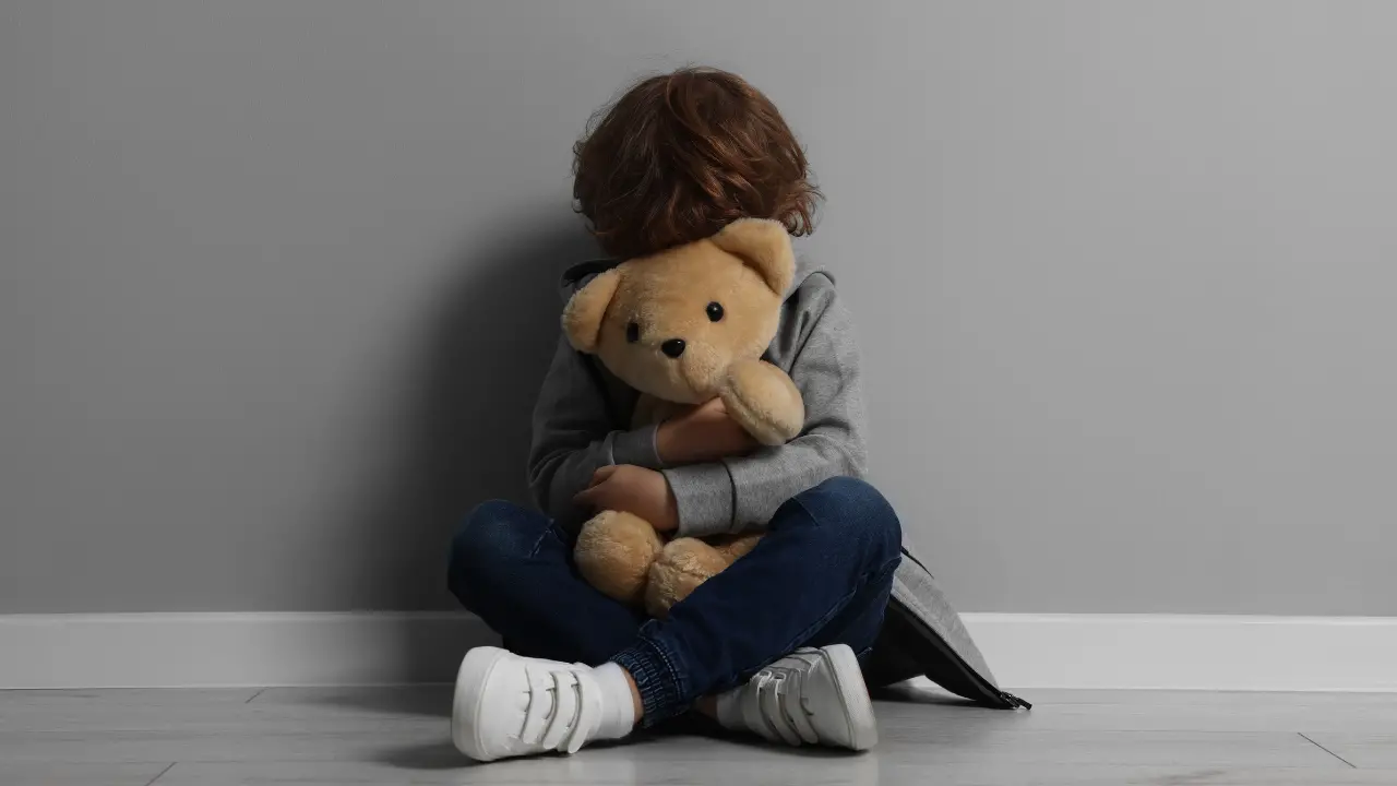 Abusi sui figli minori e continue vessazioni: arrestata una 42enne nel Crotonese, dovrà scontare 8 anni di carcere\n