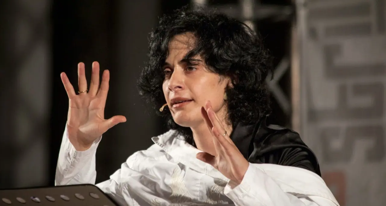 “Ero mia”: l’urlo spezzato di una donna e di una madre che ha sopportato nel silenzio la violenza\u00A0\n