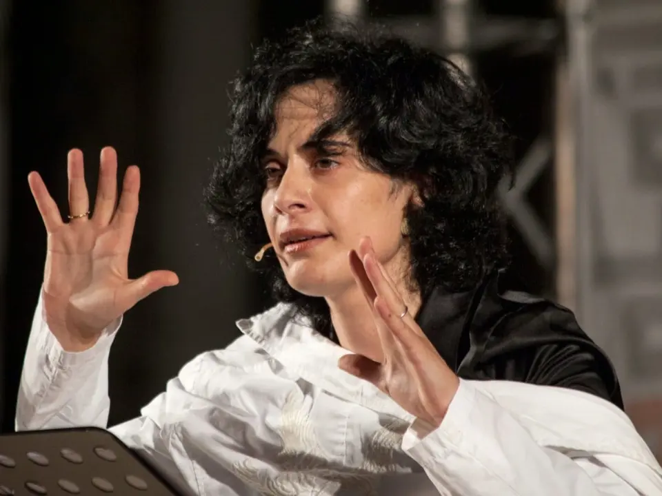 “Ero mia”: l’urlo spezzato di una donna e di una madre che ha sopportato nel silenzio la violenza