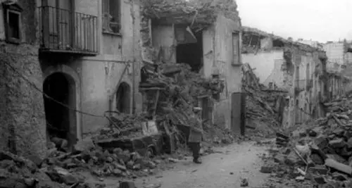 Ondate di memoria: il terremoto dell'Irpinia del 1980 tra scienza della terra e scienza dell'uomo\n