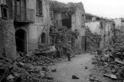 Ondate di memoria: il terremoto dell'Irpinia del 1980 tra scienza della terra e scienza dell'uomo\n