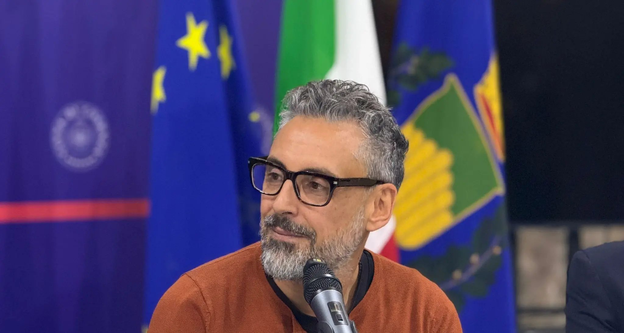 Cosenza, Brunori e il capodanno identitario in piazza. Le 5 associazioni destinatarie della beneficienza