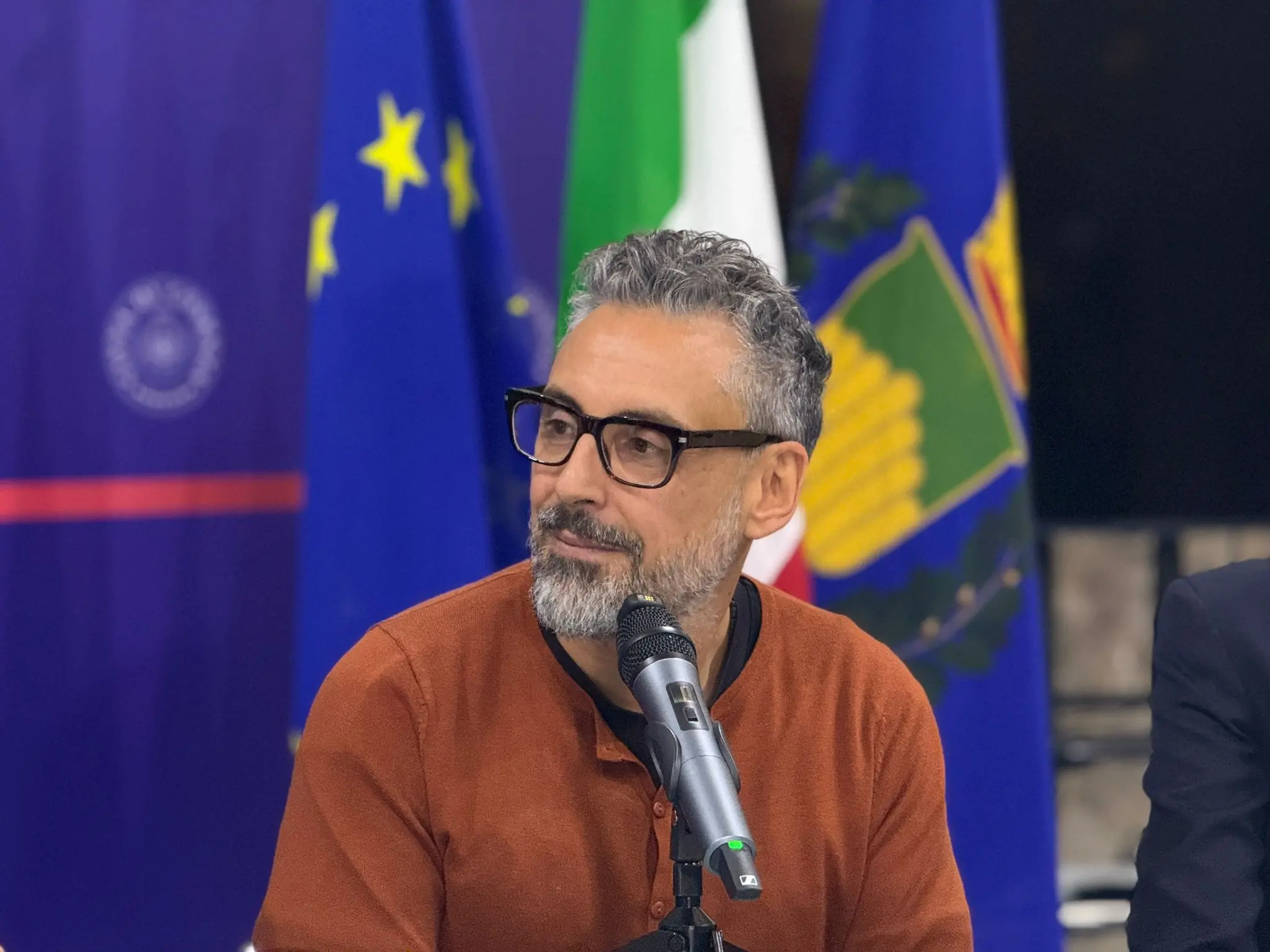 Cosenza, Brunori e il capodanno identitario in piazza: «Ci “scialeremo”»