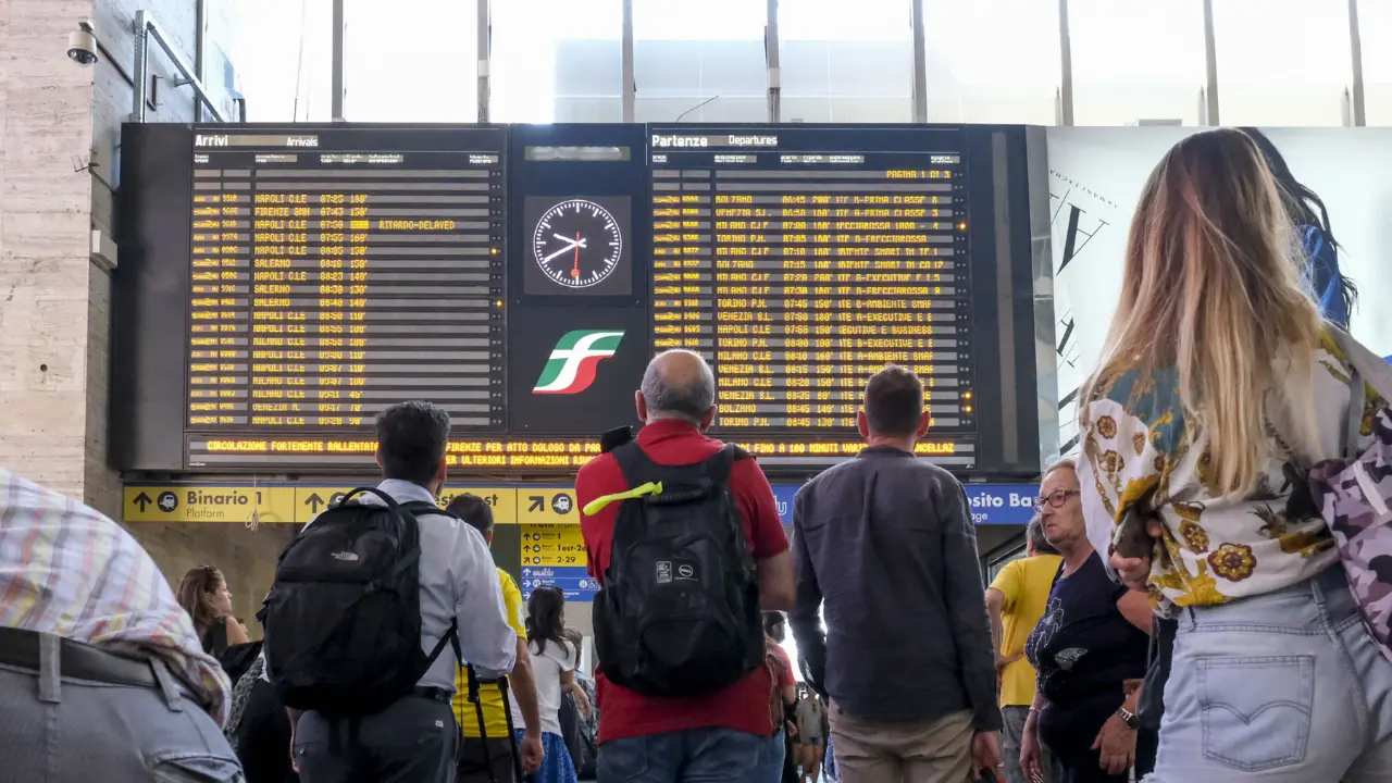 Sciopero\u00A0venerdì 28 novembre, dai treni a bus e scuola: ecco chi si ferma, orari e fasce garantite