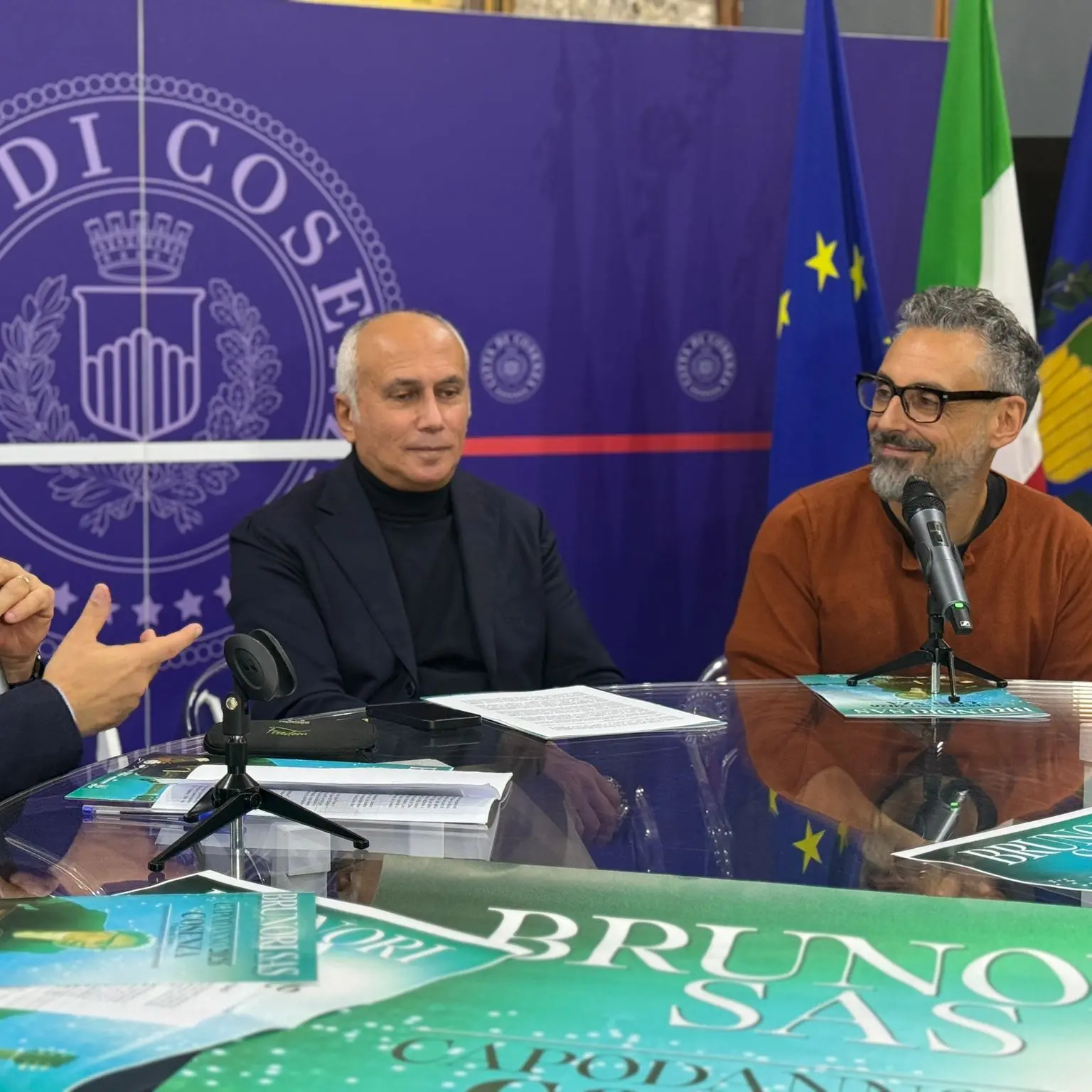 Capodanno, maxischermi a Cosenza per il concerto di Brunori. Il costo dell’evento