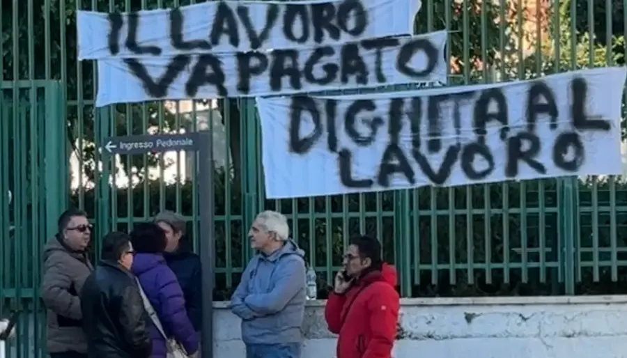 Protesta dei lavoratori del servizio pulizie al “Giannettasio” per stipendi bloccati