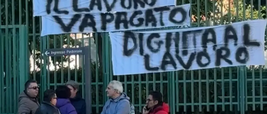 Protesta dei lavoratori del servizio pulizie al “Giannettasio” per stipendi bloccati