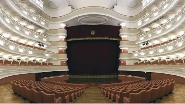 <p>Il Teatro Politeama</p>\\n