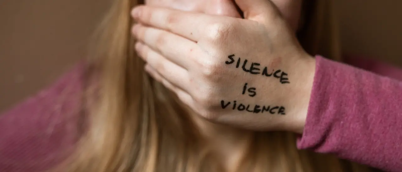 La storia lunga e irrisolta della violenza sulle donne: un Paese che ricorda le vittime ma non salva abbastanza le vive