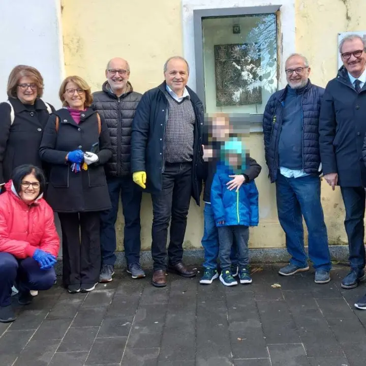 Vibo, volontari al lavoro per pulire le nicchie di Corso Umberto I. Il sindaco: «Un gesto che protegge la nostra storia»\n