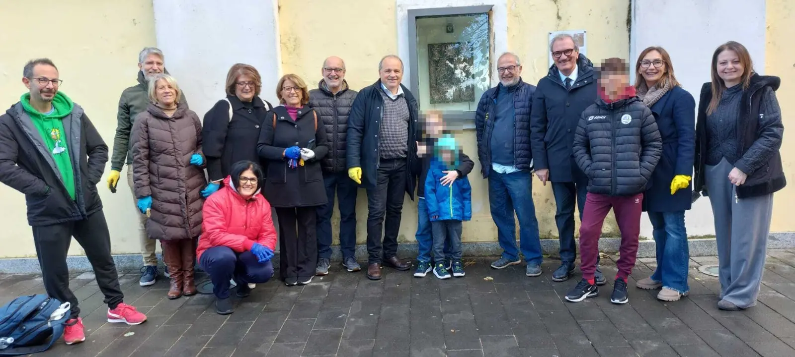 Vibo, volontari al lavoro per pulire le nicchie di Corso Umberto I. Il sindaco: «Un gesto che protegge la nostra storia»\n