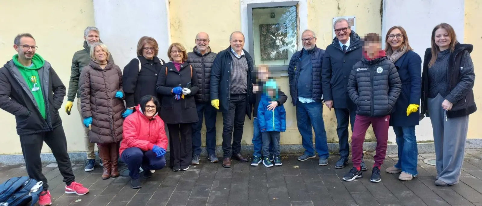 Vibo, volontari al lavoro per pulire le nicchie di Corso Umberto I. Il sindaco: «Un gesto che protegge la nostra storia»\n