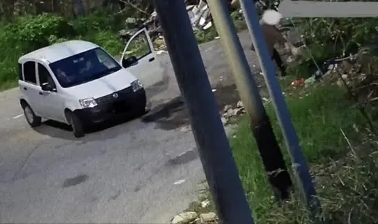 Scarica sacco di rifiuti dall’auto in strada: multa e sospensione della patente