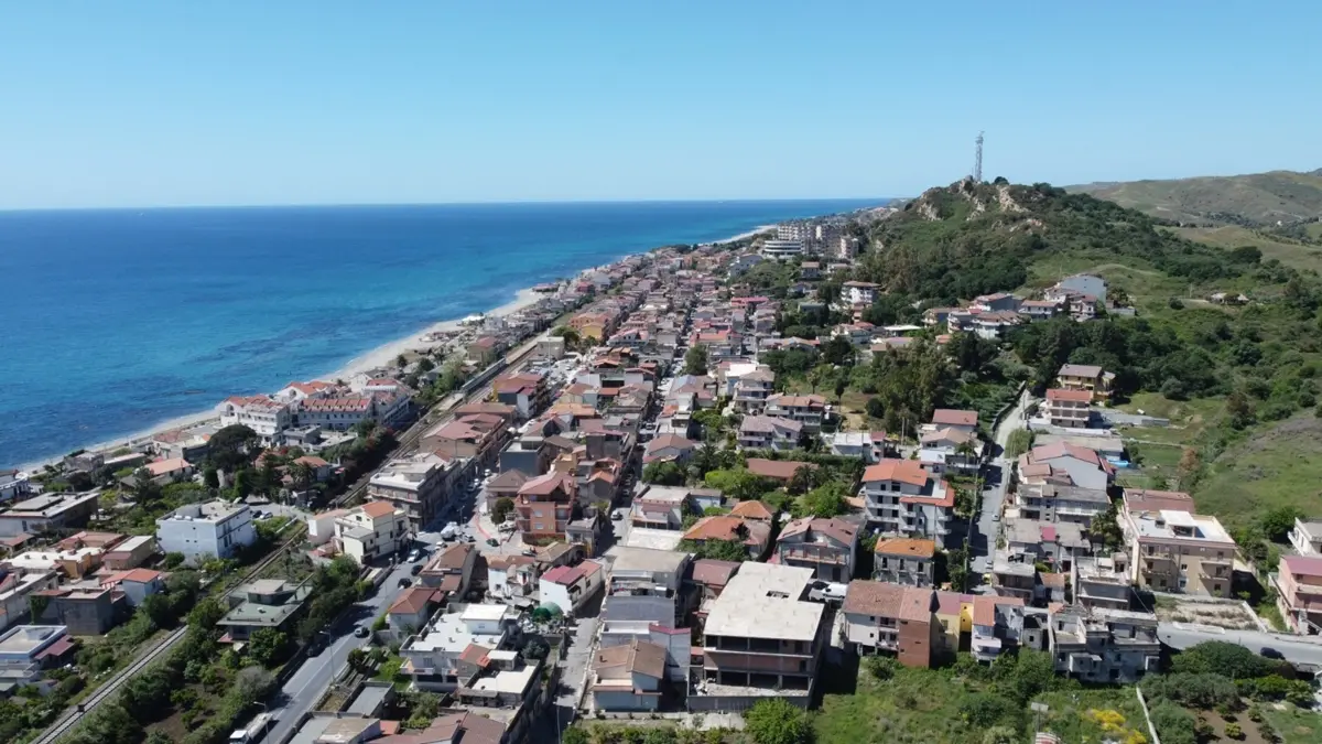 Brancaleone potenzia la Biblioteca “Cesare Pavese”: nuovi volumi e un finanziamento regionale da 12.670 euro\n