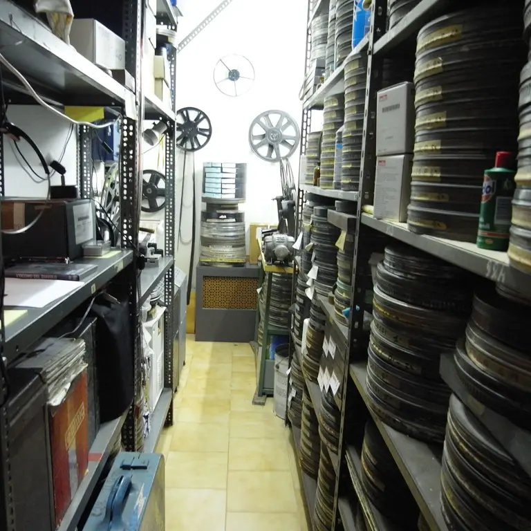 “Visioni fuori luogo”, il ministero della Cultura finanzia 5 scuole in Calabria con 228mila euro: ecco quali\n