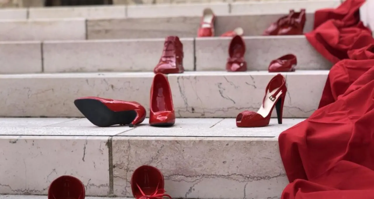 Donne,\u00A0il silenzio fa più male delle ferite: il coraggio di denunciare oltre il 25 novembre\n