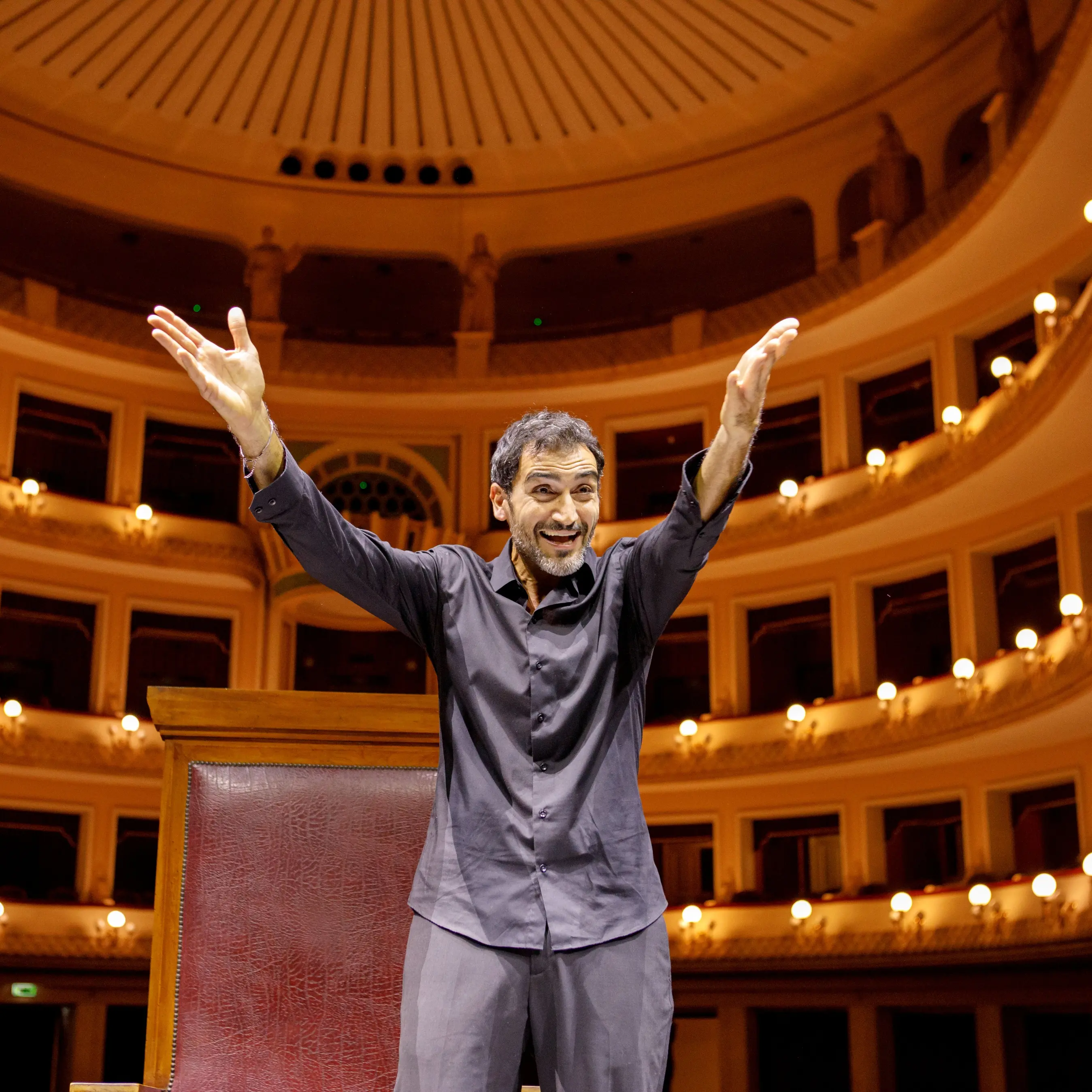 Il silenzio che parla: “Un re in ascolto” emoziona il Cilea\n