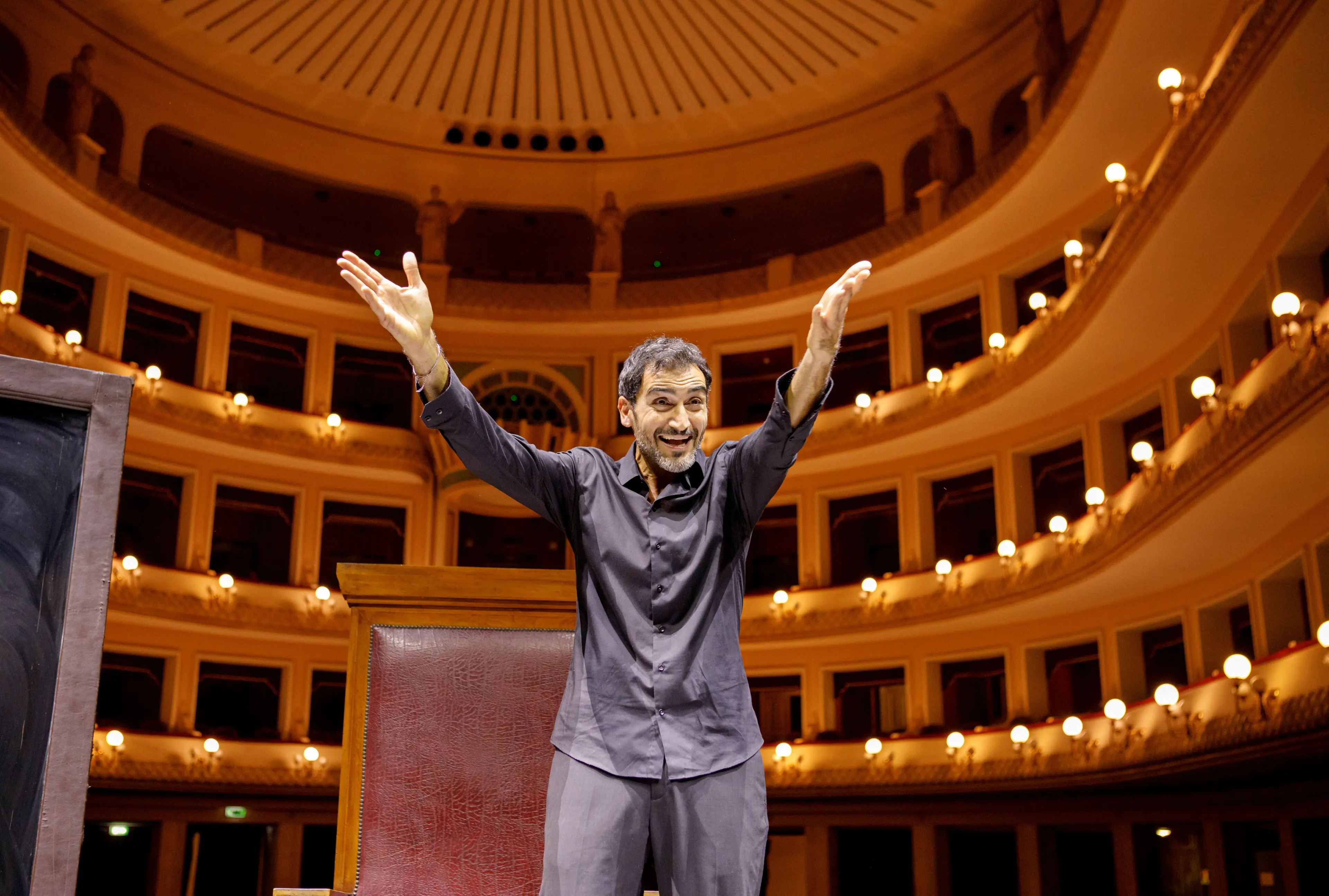 Il silenzio che parla: “Un re in ascolto” emoziona il Cilea\n