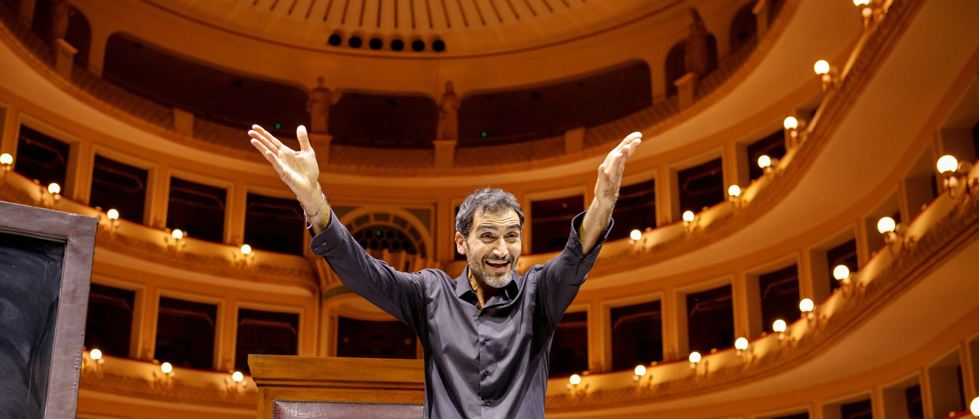 Il silenzio che parla: “Un re in ascolto” emoziona il Cilea\n